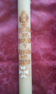 Cirio donado por la Hermandad del Rosario, con el lema "Reina del Rosario y Rocío del Cielo"